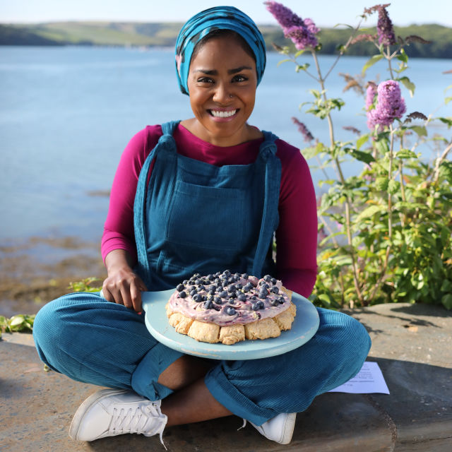 Skoun kolač od borovnica i lavande