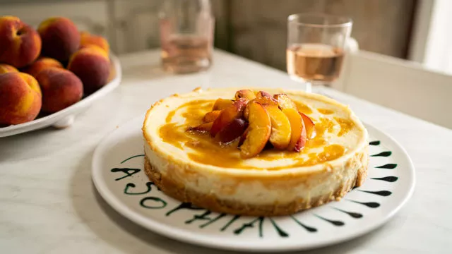 Torta od rikote s breskvama i prosekom