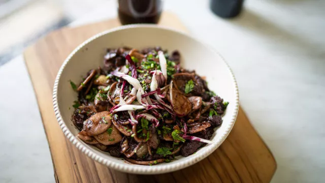 Strascinati sa kobasicom, crvenom cikorijom i crnim vinom