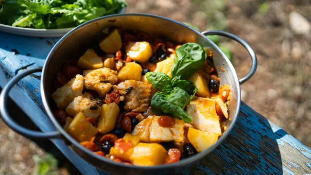 Bakalar s paradajzom i maslinama