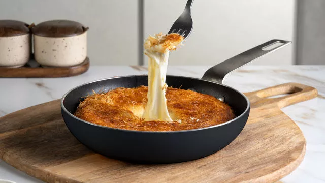 Turski kunefe ‒ slatko pecivo sa sirom