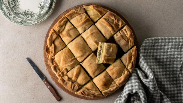 Grčka pita od spanaća i feta sira ‒ spanakopita