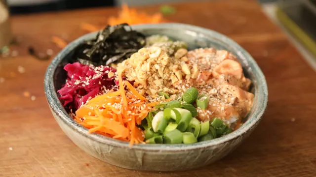 Poke činije s lososom