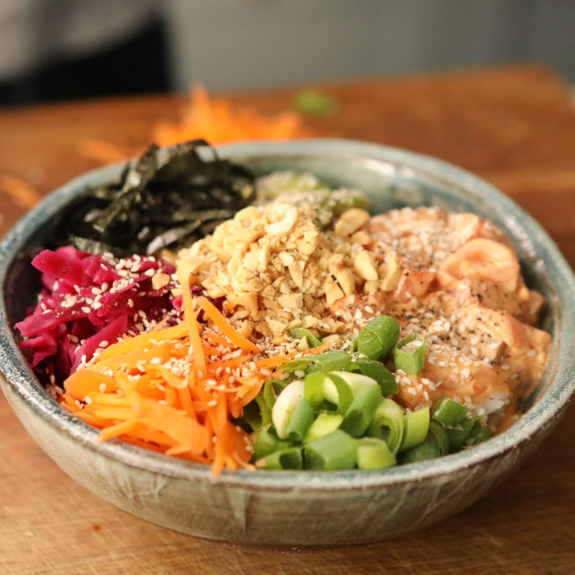 Poke činije s lososom