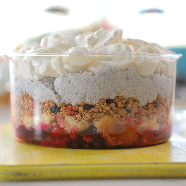 Trajfl od čia semenki, jogurta i granole