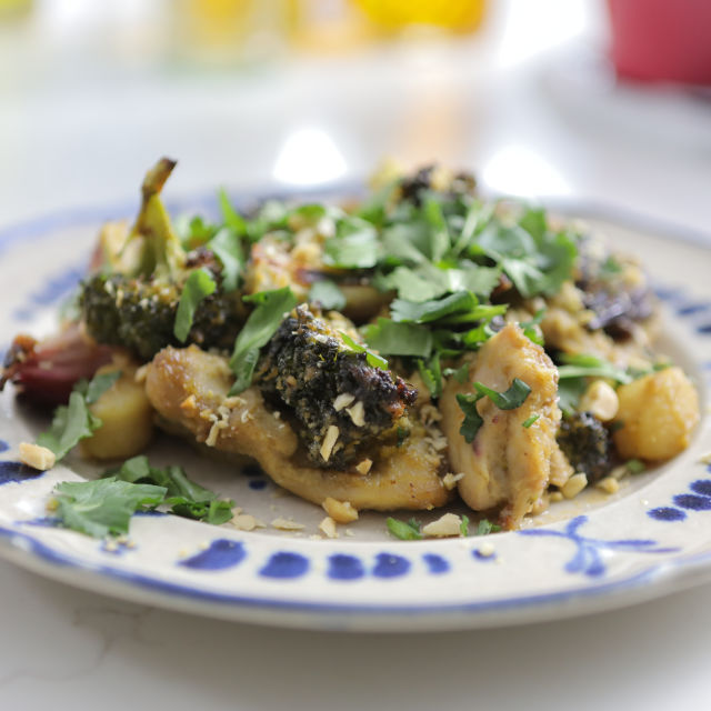 Jelo od kikirikija, piletine i njoka u tepsiji