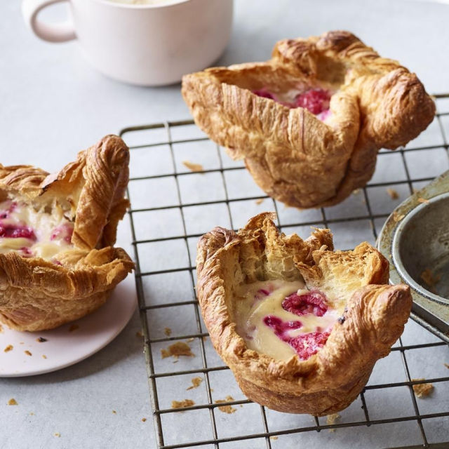 Kroasani s filom od malina i sira