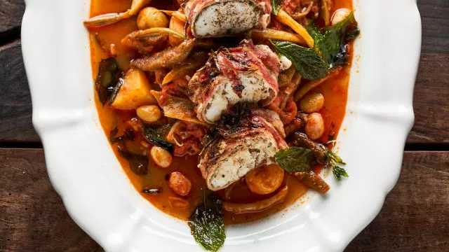 Bakalar uvijen u hamon sa paprikašom od šarenog italijanskog pasulja