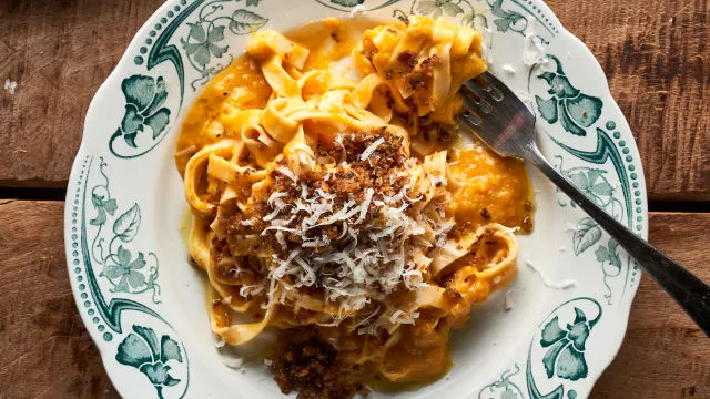 Taljatele od bundeve sa kestenom, belim lukom i pangratatom od žalfije