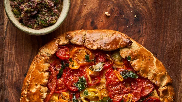 Galet od paradajza i rikote sa maslinama, inćunima i salsom od bosiljka