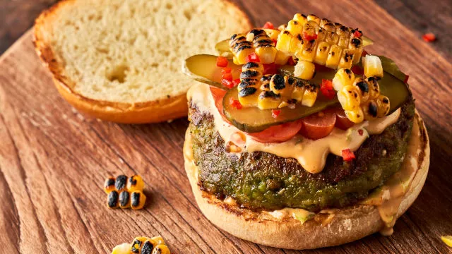 Burger od dimljenog kukuruza i fete sa sosom za burger