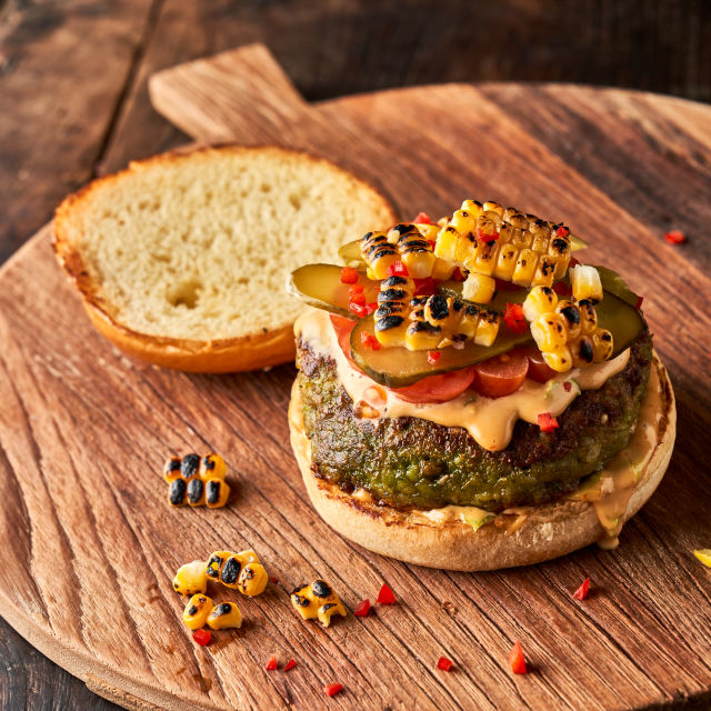 Burger od dimljenog kukuruza i fete sa sosom za burger