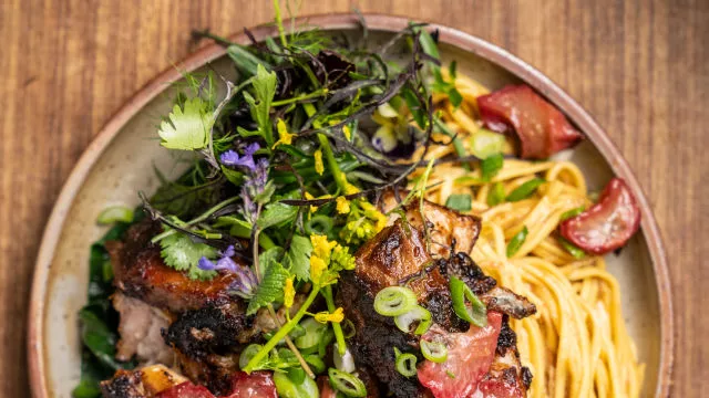 Ljuta i kisela rabarbara sa hrskavom svinjetinom