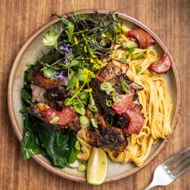 Ljuta i kisela rabarbara sa hrskavom svinjetinom