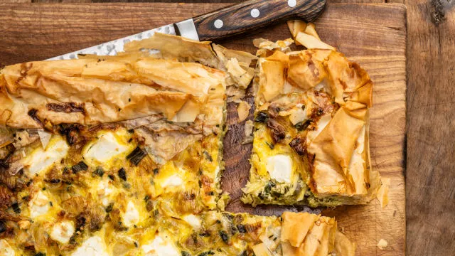 Neuredan prolećni tart sa prazilukom, feta sirom i vlašcem