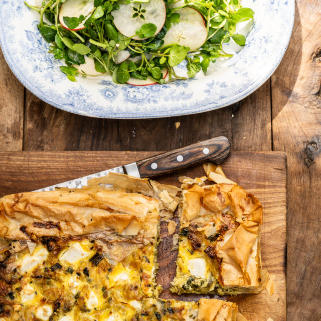 Neuredan prolećni tart sa prazilukom, feta sirom i vlašcem
