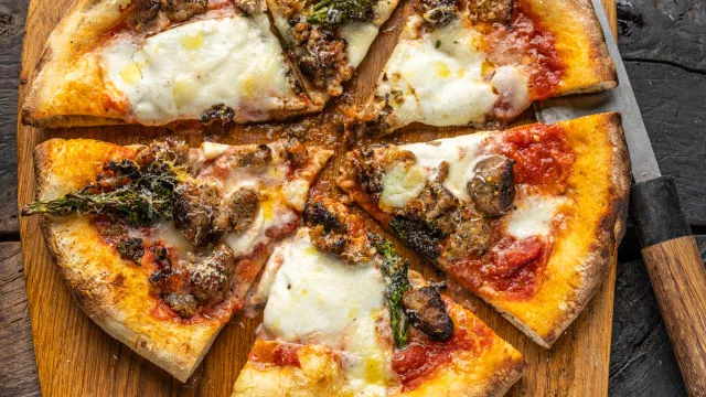 Pica od brokolija sa semenkama komorača, suvim čilijem i kobasicama