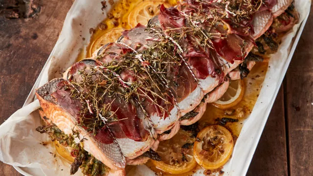 Punjeni pečeni losos sa krompirom džersi rojal