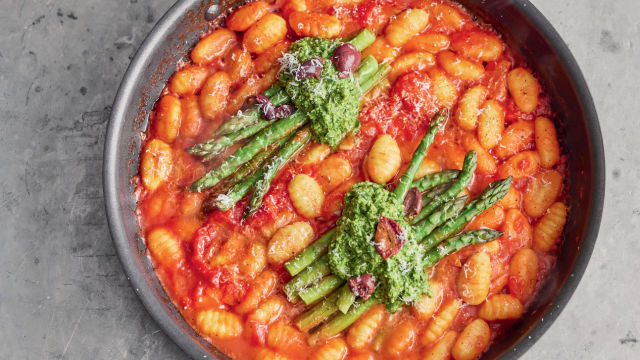 Njoke od batata sa pestom od svežeg spanaća i lešnika, špargli i maslina