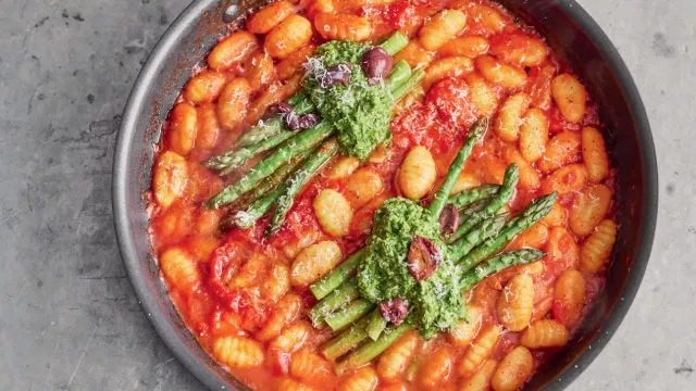 Njoke od batata sa pestom od svežeg spanaća i lešnika, špargli i maslina