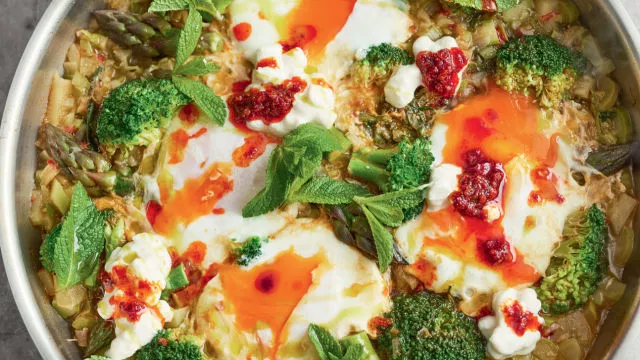 Zelena šakšuka s mekanim šparglama, brokolijem, mentom, nanom i kajmakom