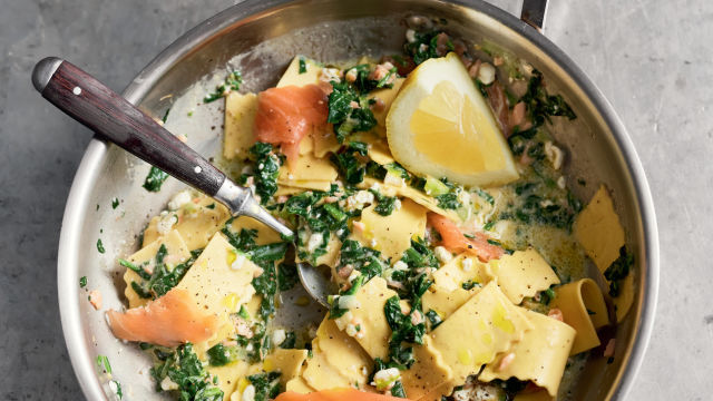 Testenina sa dimljenim lososom sa spanaćem, mladim lukom, limunom, skutom i parmezanom