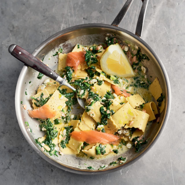 Testenina sa dimljenim lososom sa spanaćem, mladim lukom, limunom, skutom i parmezanom