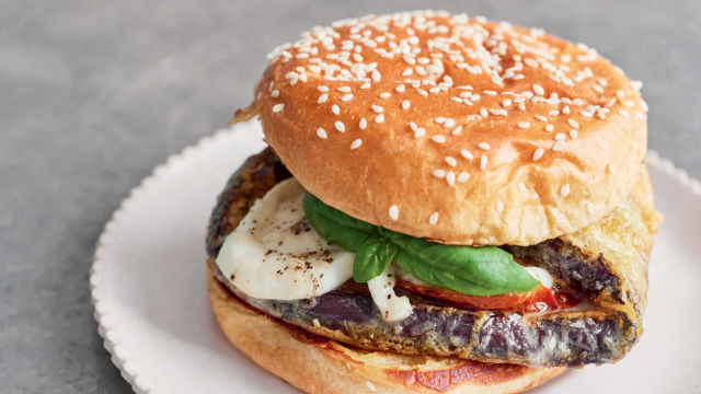 Hamburger parmiđana od patlidžana sa parmezanom, suvim paradajzom, bosiljkom i bafalo mocarelom