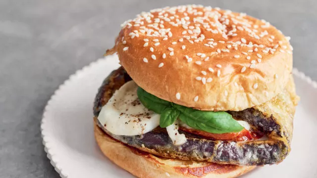 Hamburger parmiđana od patlidžana sa parmezanom, suvim paradajzom, bosiljkom i bafalo mocarelom