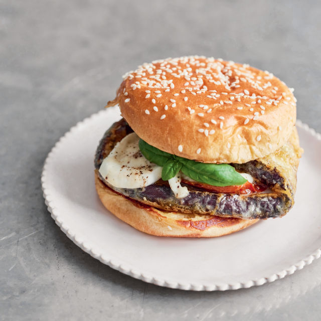 Hamburger parmiđana od patlidžana sa parmezanom, suvim paradajzom, bosiljkom i bafalo mocarelom