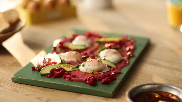 Doručak od poširanog jajeta i cvekle na dasci