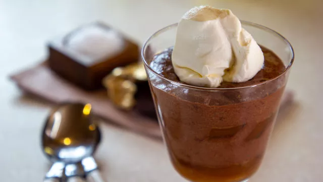 Čokoladni mus sa prelivom od slane karamele