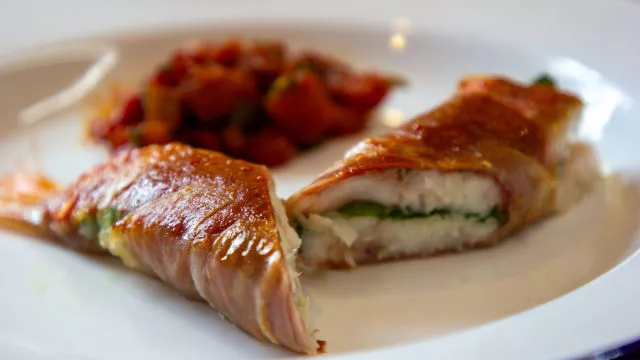 Barbur kamenjar pečen u tiganju sa parmskom šunkom, pikilo paprikom i bosiljkom