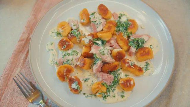 Njoke sa slanom svinjskom kolenicom i sosom od peršuna