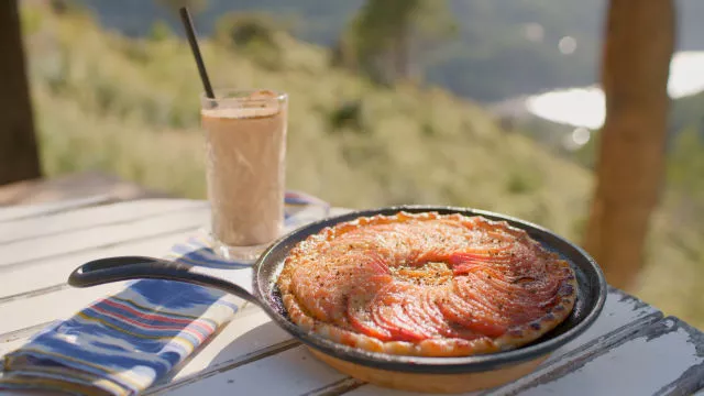Tart od jabuke i dunje sa španskom ledenom kafom