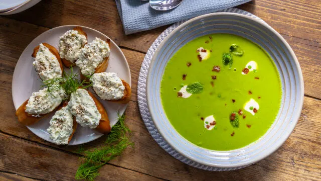 Čorba od graška i nane sa hrskavom pancetom, svežim začinskim biljkama i tostom s feta sirom