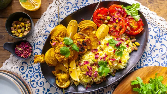 Aromatični pileći kebab sa šafranom, kardamonom i pirinčem s ružinom vodicom