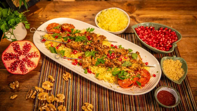 Pileći kebab sa šafran pirinčem i narom