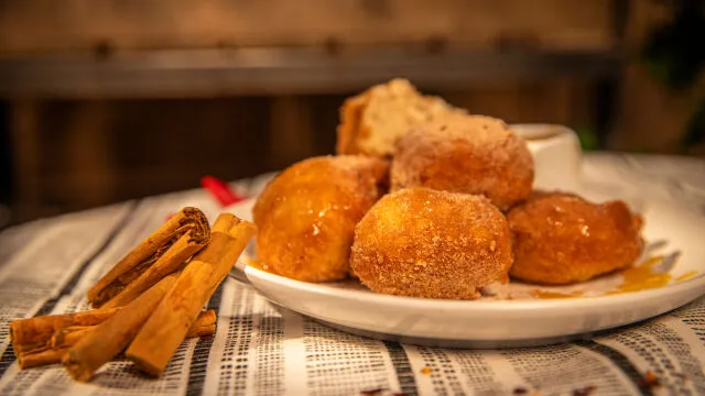 Fritule sa karamelom posute šećerom sa čilijem i cimetom