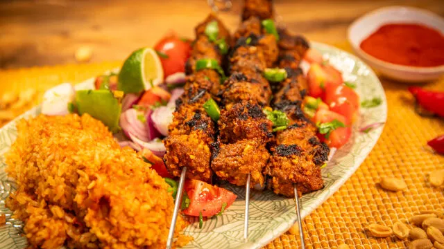 Kamerunska začinjena junetina i kebab od kikirikija sa salatom od paradajza