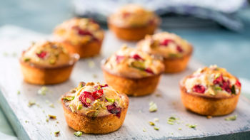 FINANCERJI Z JAGODAMI IN PISTACIJAMI