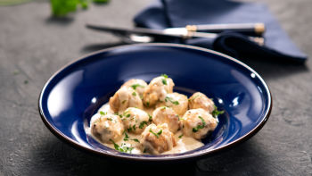 Piščančje kroglice s sirovo omako