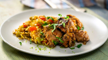 Dušen svinjski vrat z rižem in zelenjavo