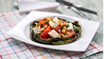 Solata z ocvrtimi paprikami, paradižnikom in čičeriko