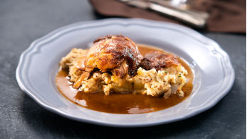 Svinjska krača z zmečkanim krompirjem