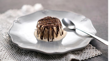 Semifreddo s karamelo, arašidi in čokolado