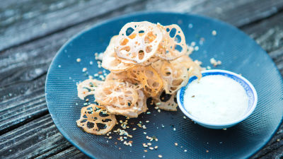 Čips iz indijskega lotosa z vasabijevo majonezo