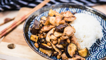 Pražene gobe in piščanec po japonsko