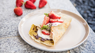 Palačinke z matcho in pasto iz rdečega fižola