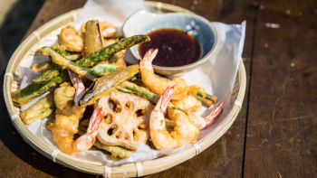 Tempura s kozicami in zelenjavo